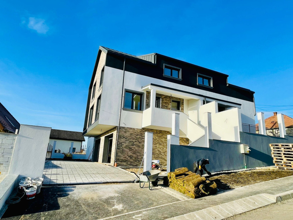 Casă cuplată, 4 camere, 156 mp utili, semifiniasată, cartier Dâmbul Rotund