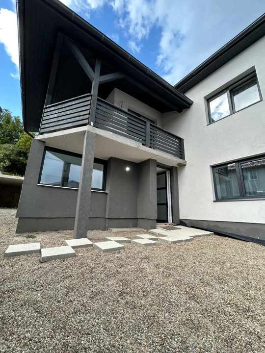 Casa individuala de 4 camere, 150mp, renovata, terasa, curte, garaj, zona Baciu