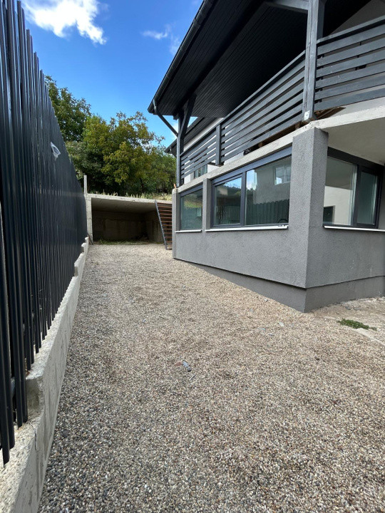 Casa individuala de 4 camere, 150mp, renovata, terasa, curte, garaj, zona Baciu