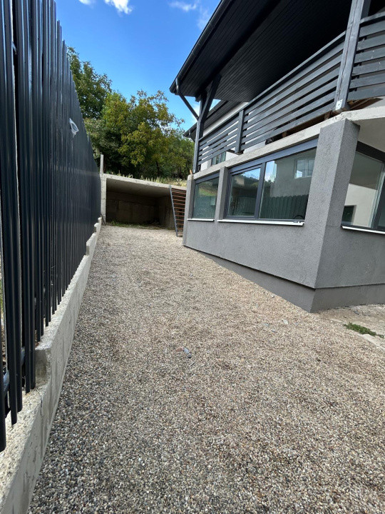 Casa individuala de 4 camere, 150mp, renovata, terasa, curte, garaj, zona Baciu