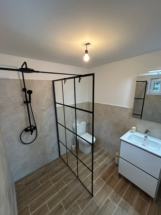 Casa individuala de 4 camere, 150mp, renovata, terasa, curte, garaj, zona Baciu