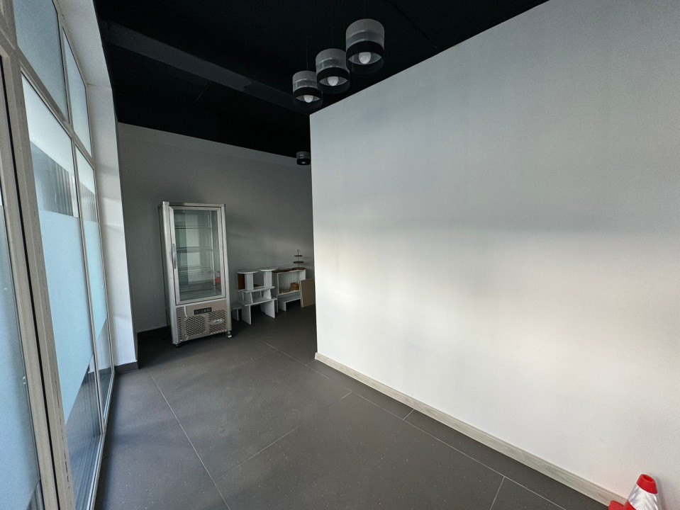 Spațiu comercial, parter, 89 mp utili, vitrină, Dambul Rotund
