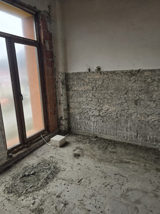 Hotel cu restaurant ,42 camere, teren 5000 mp