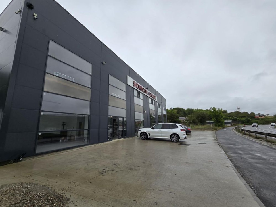 Hală/spațiu comercial, 1200 mp utili, 1600 mp teren liber, zona Baciu, Cluj