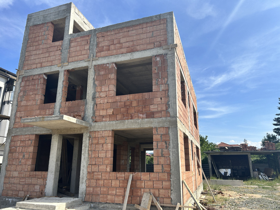 Casa individuala semifinisata 132mp utili plus 60mp terasa si 300 mp teren 