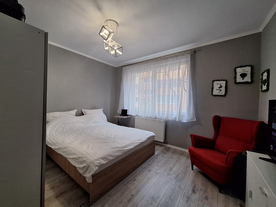 Apartament cu 2 camere, decomandat, parcare, zona Florilor