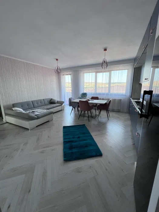 Apartament cu 4 camere, 84 mp, parcare, zona Sub Cetate