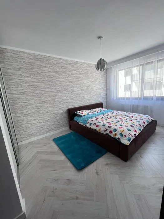 Apartament cu 4 camere, 84 mp, parcare, zona Sub Cetate