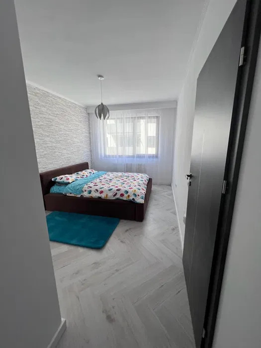 Apartament cu 4 camere, 84 mp, parcare, zona Sub Cetate