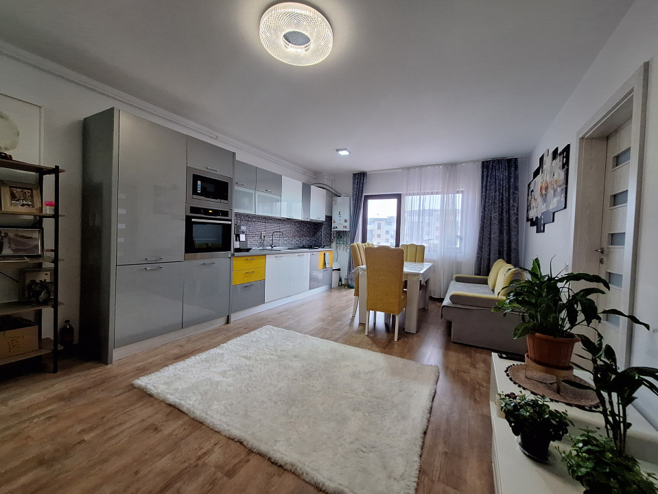 Apartament cu 3 camere, balcon, zona Stejarului