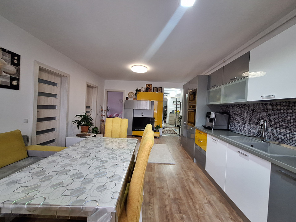 Apartament cu 3 camere, balcon, zona Stejarului