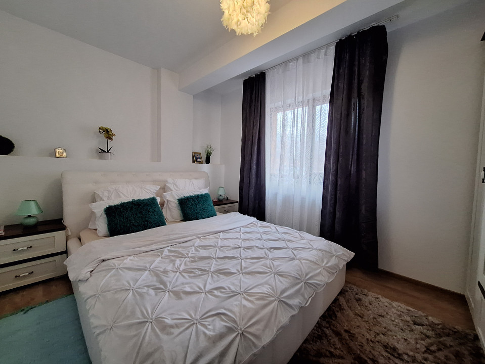 Apartament cu 3 camere, balcon, zona Stejarului