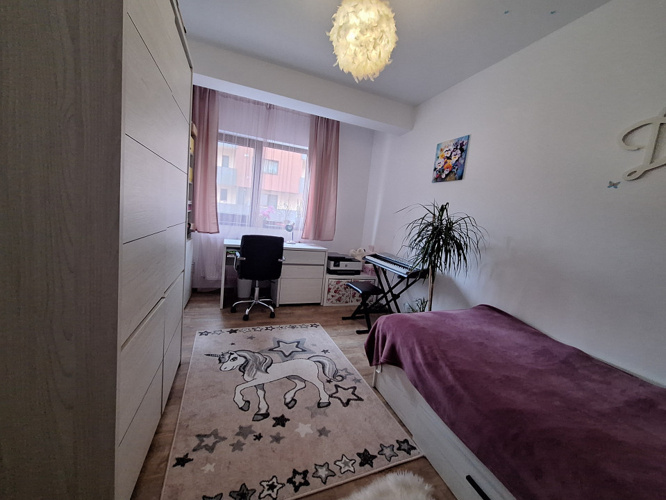 Apartament cu 3 camere, balcon, zona Stejarului
