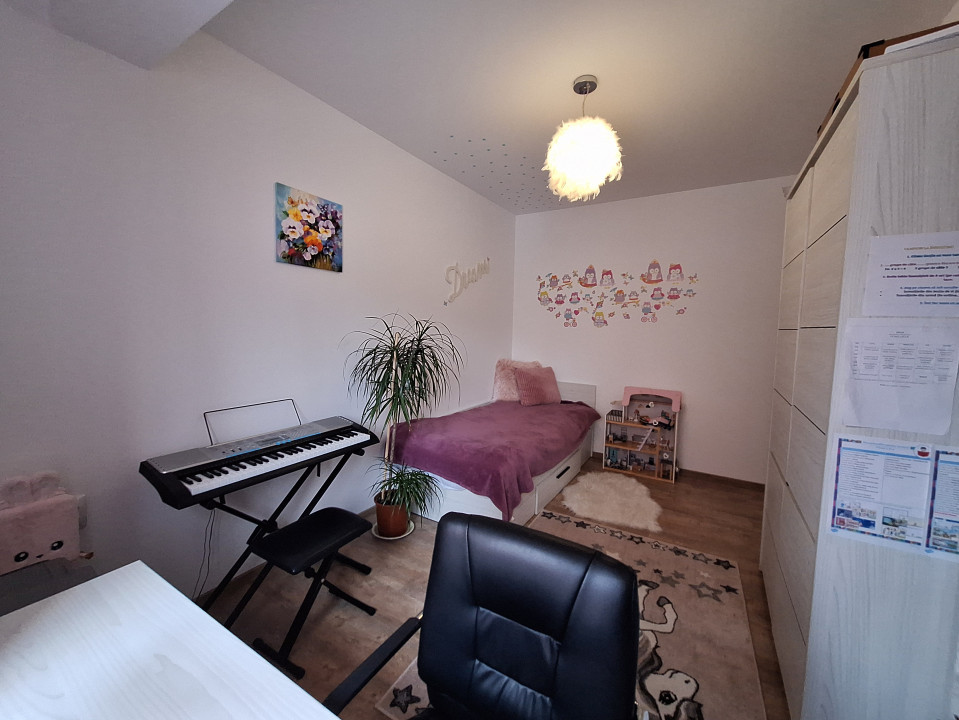 Apartament cu 3 camere, balcon, zona Stejarului