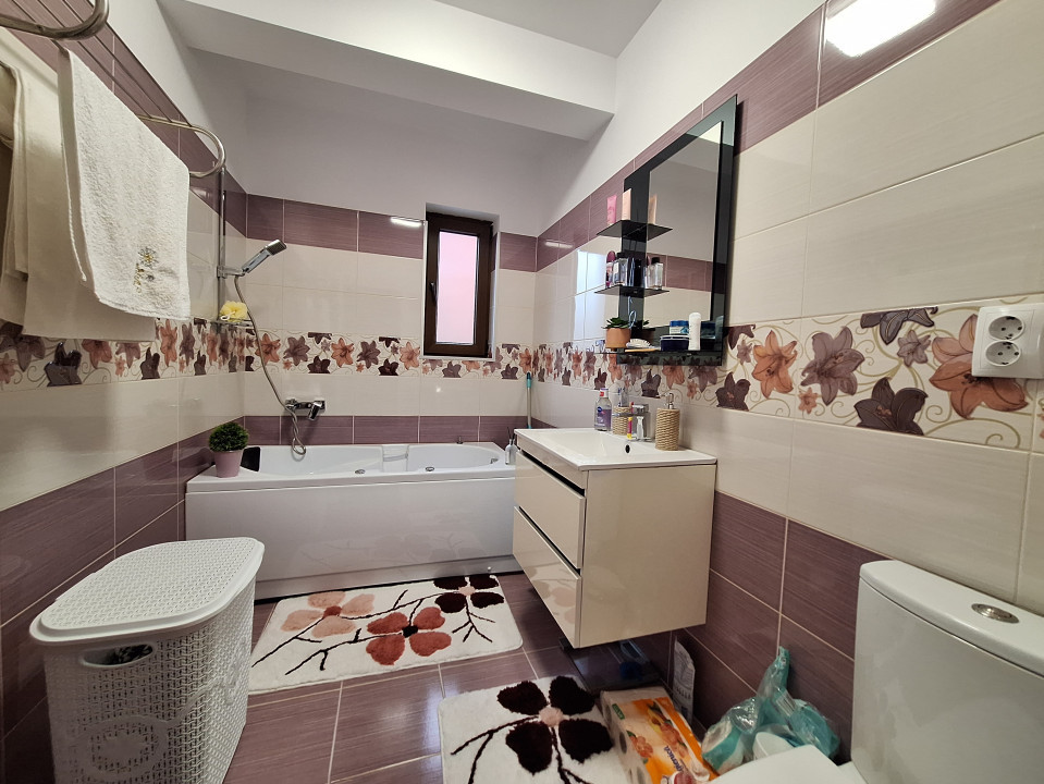 Apartament cu 3 camere, balcon, zona Stejarului