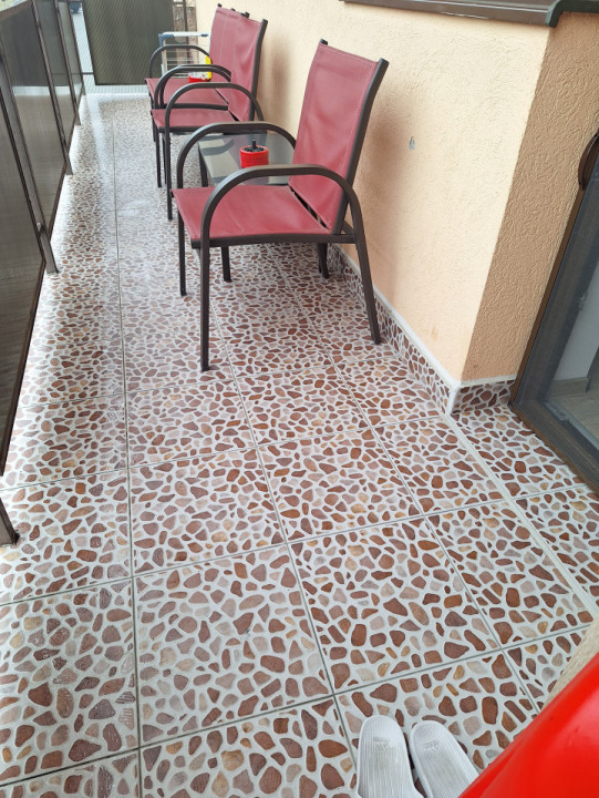 Apartament cu 3 camere, balcon, zona Stejarului
