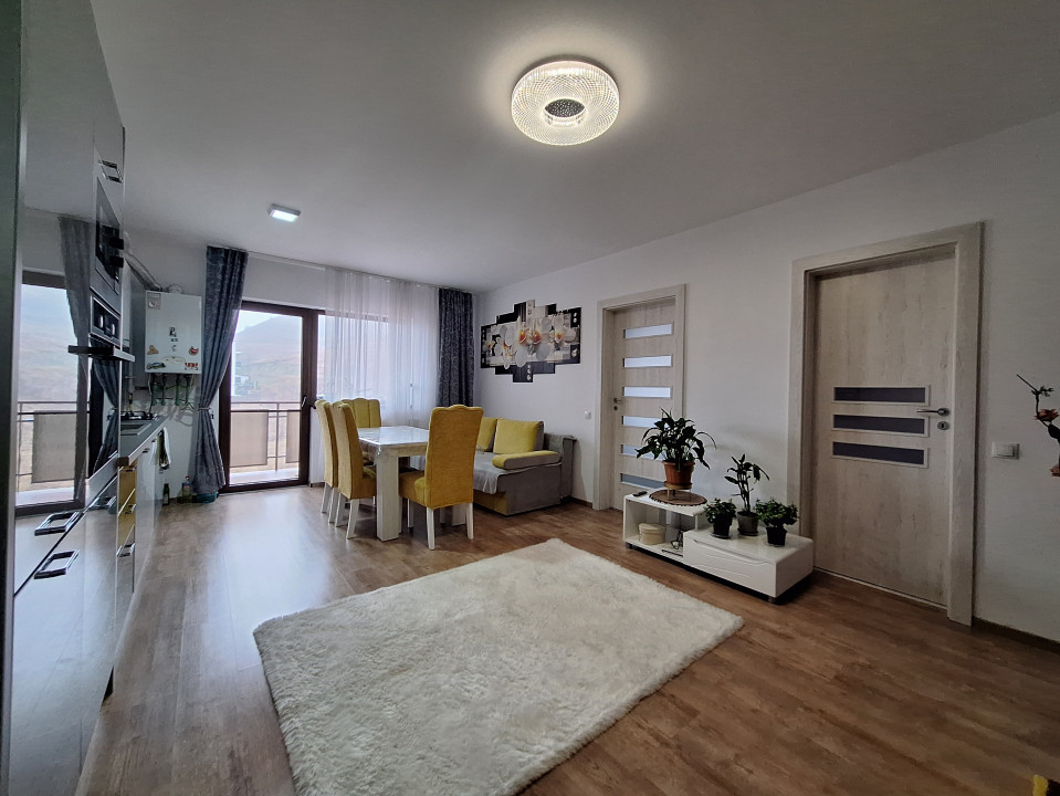 Apartament cu 3 camere, balcon, zona Stejarului