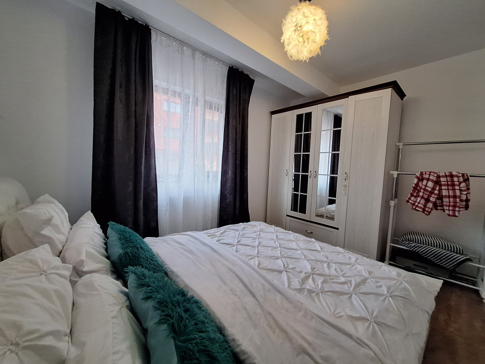 Apartament cu 3 camere, balcon, zona Stejarului