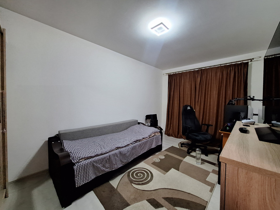 Apartament decomandat, 56 mp, balcon, zona Eroilor