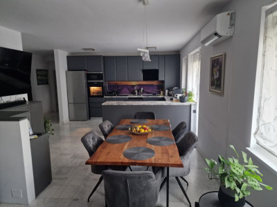 Apartament cu 3 camere, 66 mp, 2 parcari, gradina, zona Terra