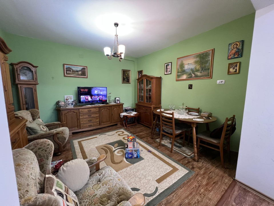 Casa individuala pe 2 nivele, 5 camere, 2 bai, teren 120 mp