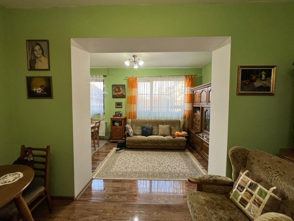 Casa individuala pe 2 nivele, 5 camere, 2 bai, teren 120 mp