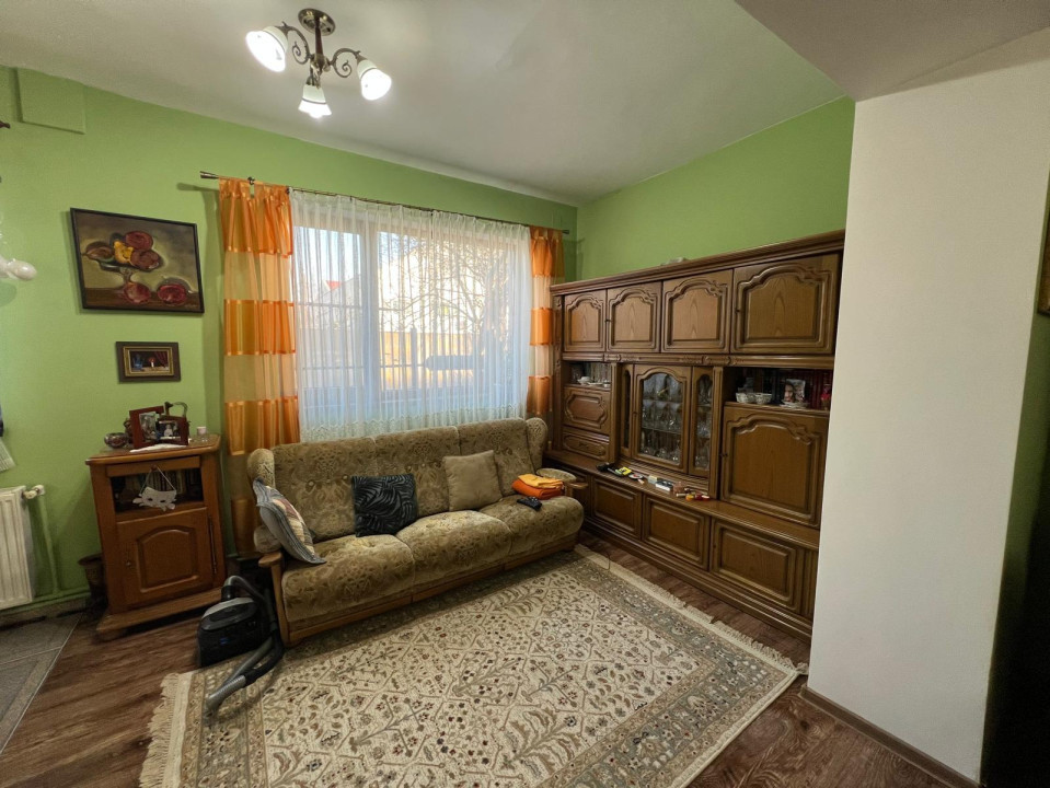 Casa individuala pe 2 nivele, 5 camere, 2 bai, teren 120 mp