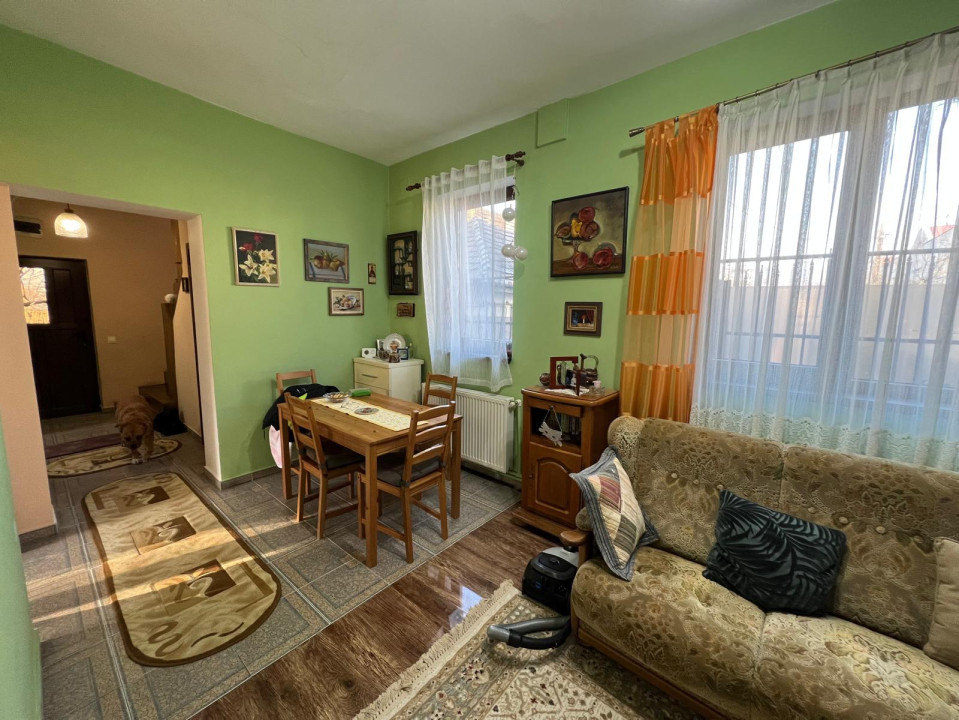 Casa individuala pe 2 nivele, 5 camere, 2 bai, teren 120 mp