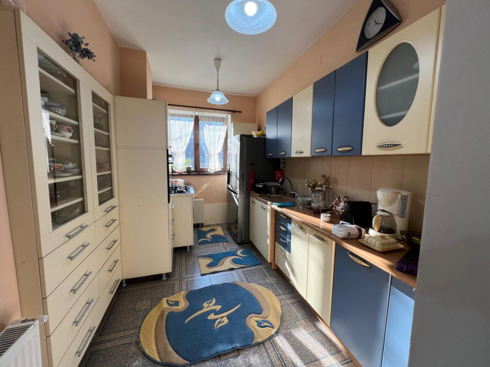 Casa individuala pe 2 nivele, 5 camere, 2 bai, teren 120 mp