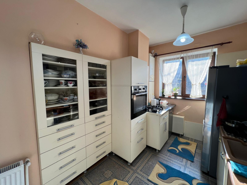 Casa individuala pe 2 nivele, 5 camere, 2 bai, teren 120 mp