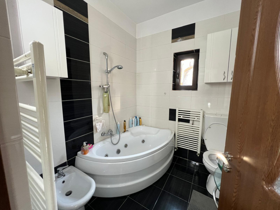 Casa individuala pe 2 nivele, 5 camere, 2 bai, teren 120 mp