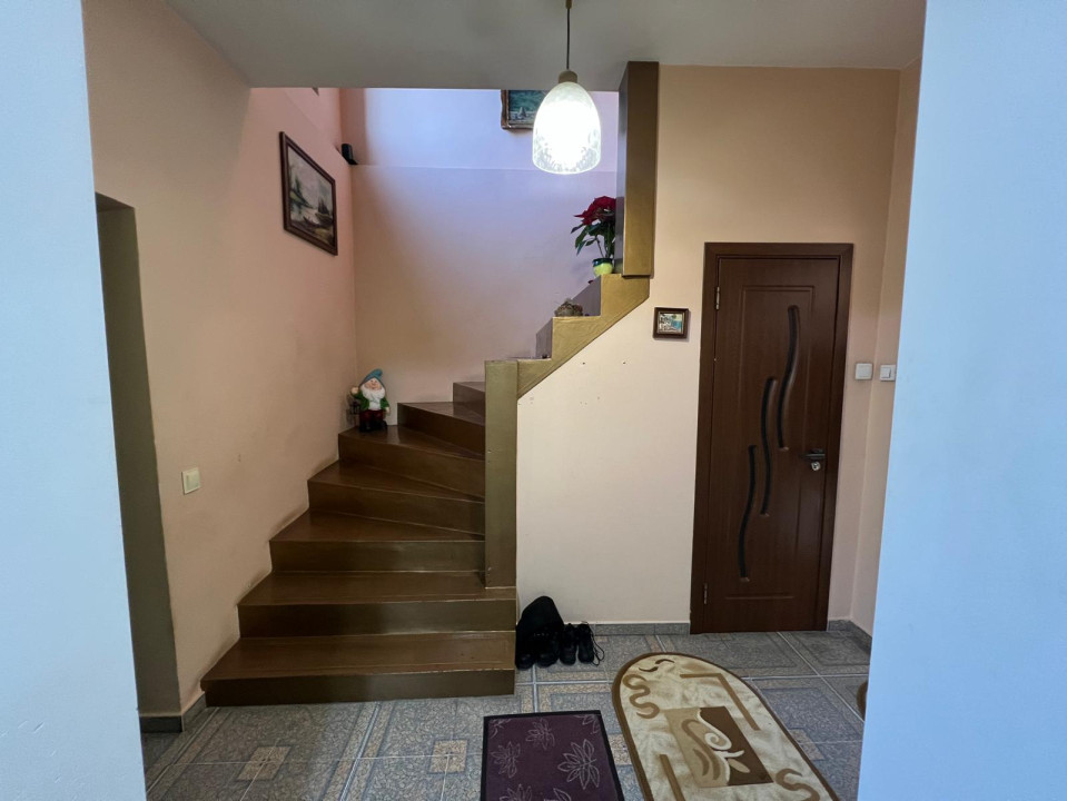 Casa individuala pe 2 nivele, 5 camere, 2 bai, teren 120 mp