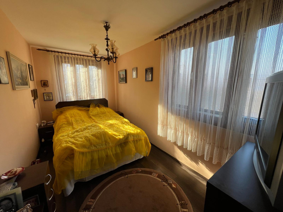 Casa individuala pe 2 nivele, 5 camere, 2 bai, teren 120 mp