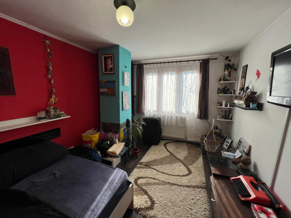 Casa individuala pe 2 nivele, 5 camere, 2 bai, teren 120 mp