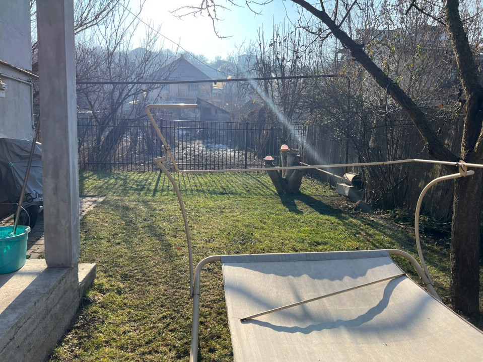 Casa individuala pe 2 nivele, 5 camere, 2 bai, teren 120 mp