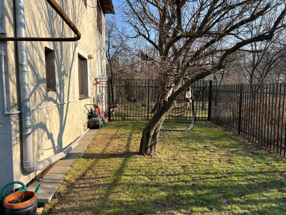 Casa individuala pe 2 nivele, 5 camere, 2 bai, teren 120 mp