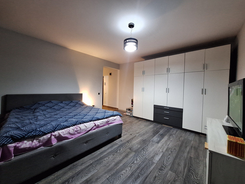 Apartament cu o camera, decomandat, parcare, zona Eroilor