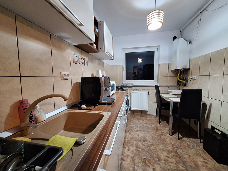 Apartament cu o camera, decomandat, parcare, zona Eroilor