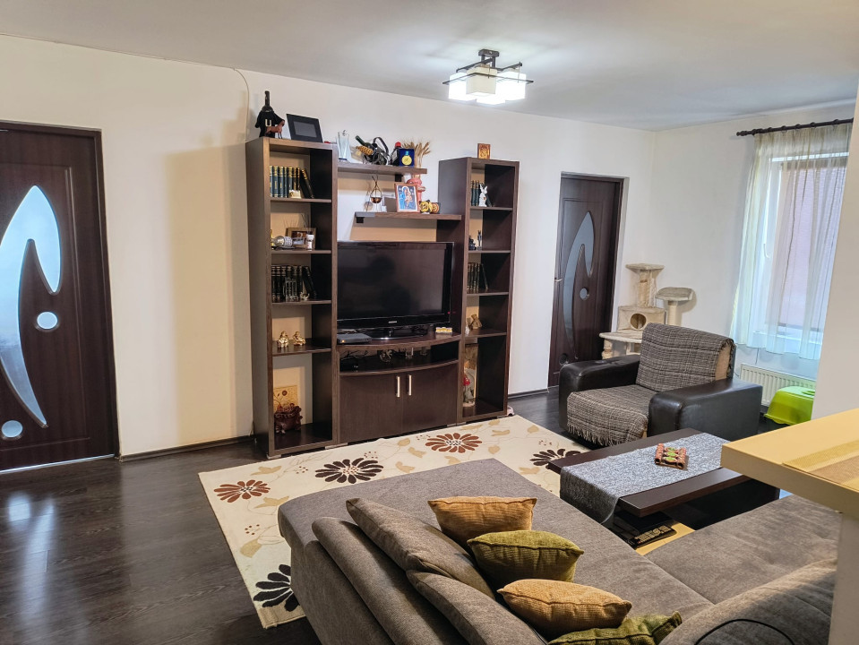 Apartament cu 3 camere, 58 mp, parcare, zona Terra