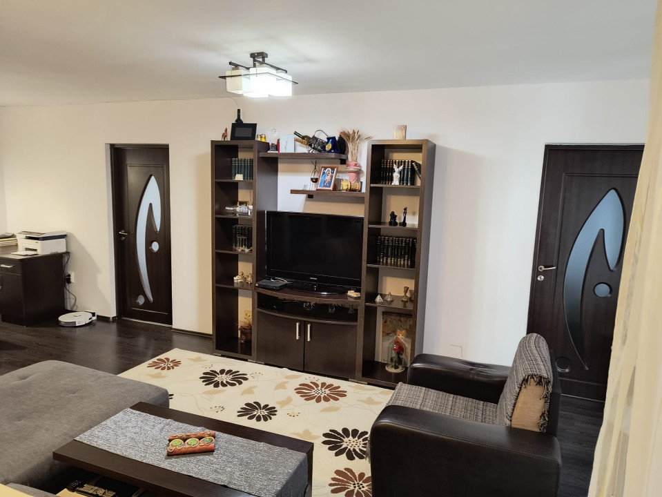 Apartament cu 3 camere, 58 mp, parcare, zona Terra