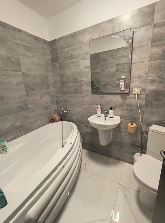 Apartament cu 3 camere, 58 mp, parcare, zona Terra