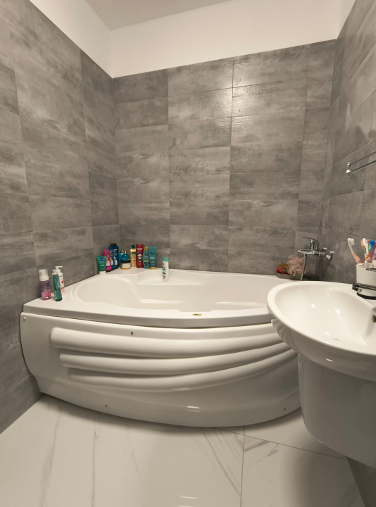 Apartament cu 3 camere, 58 mp, parcare, zona Terra