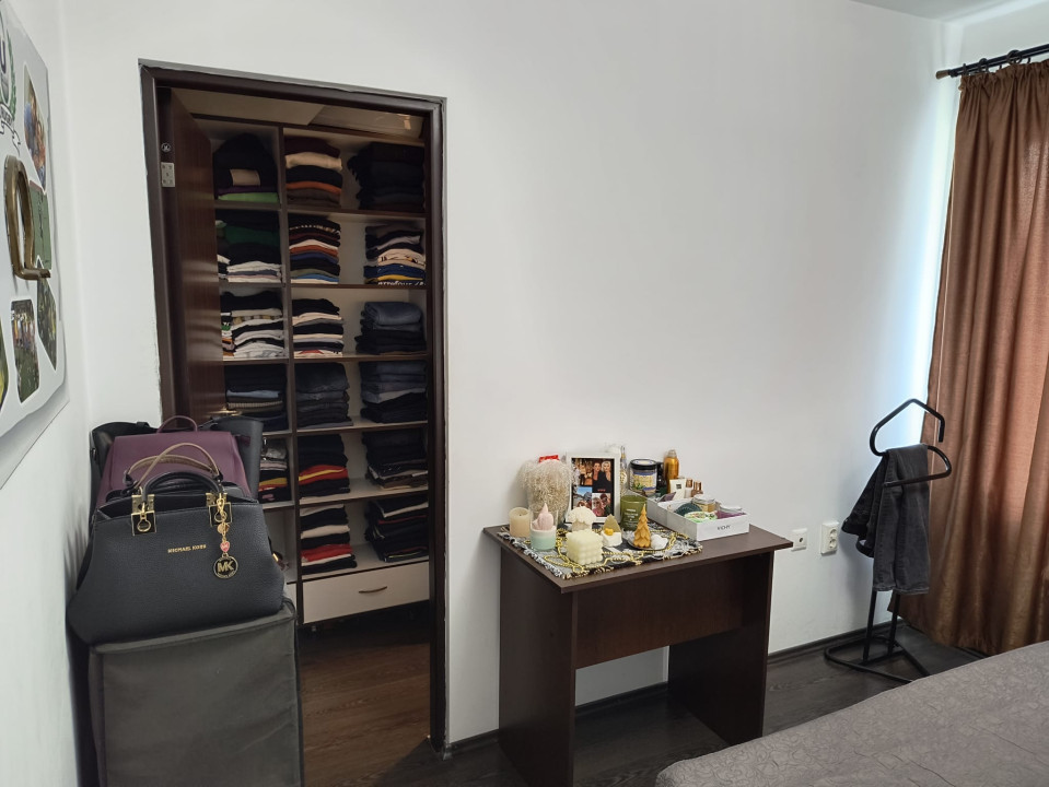 Apartament cu 3 camere, 58 mp, parcare, zona Terra