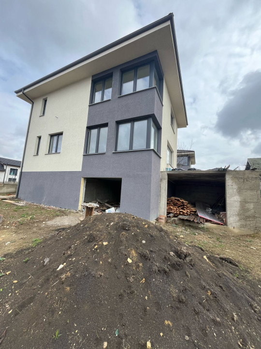 Casa individuala, 5 camere , 137mp uitli cu 415mp de teren. Dezmir