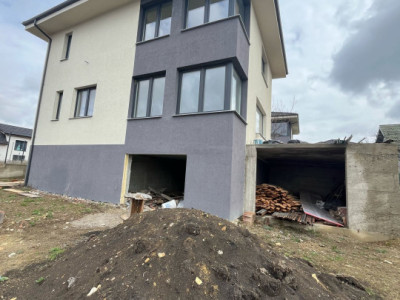 Casa individuala, 5 camere , 137mp uitli cu 415mp de teren. Dezmir
