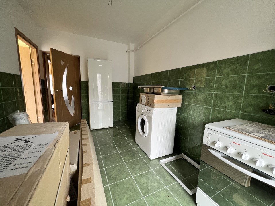 Apartament de 2 camere decomandate, parcare, strada Eroilor