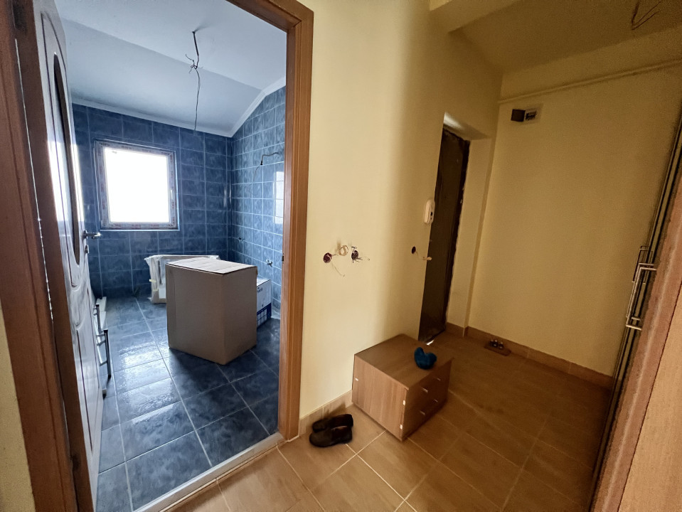 Apartament de 2 camere decomandate, parcare, strada Eroilor