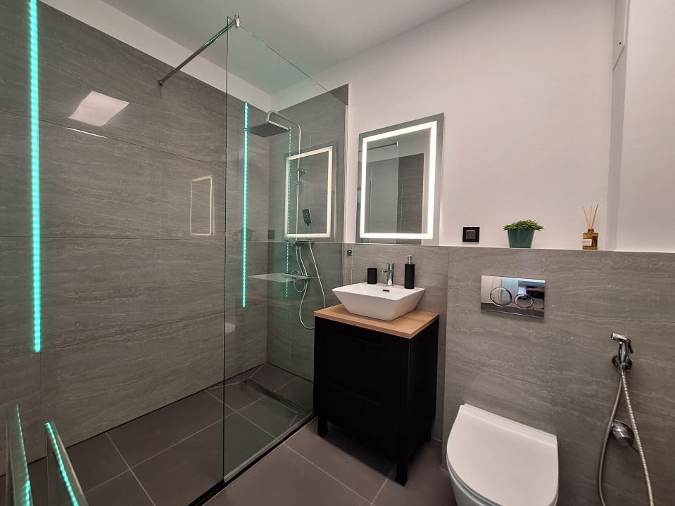 Apartament cu 2 camere, 53 mp, balcon, zona Teilor