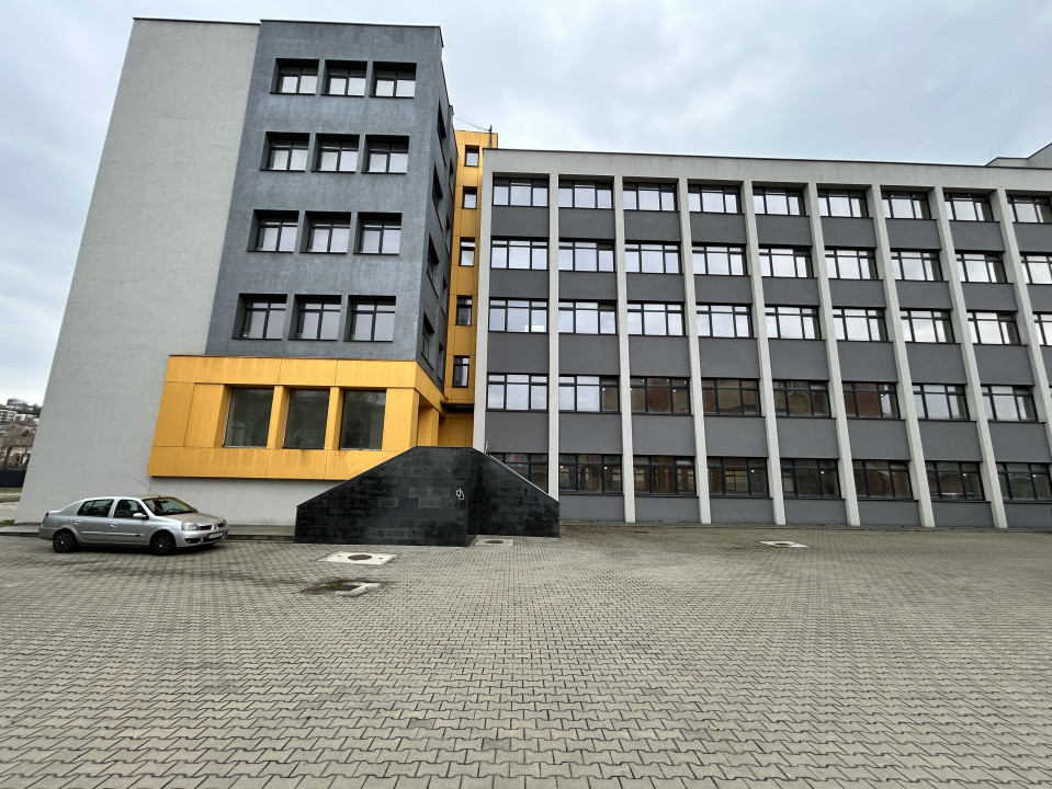 Cladire de vanzare D+P+4 cu 4670mp utili si curte 3650mp la 1280euro/mp 