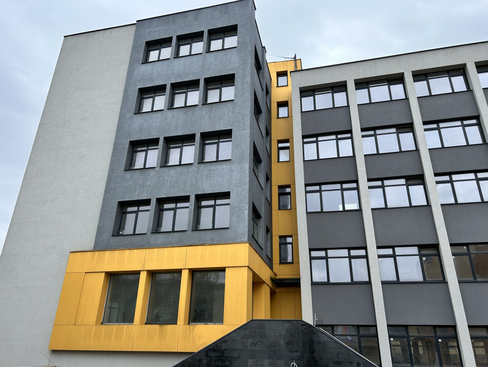 Cladire de vanzare D+P+4 cu 4670mp utili si curte 3650mp la 1280euro/mp 